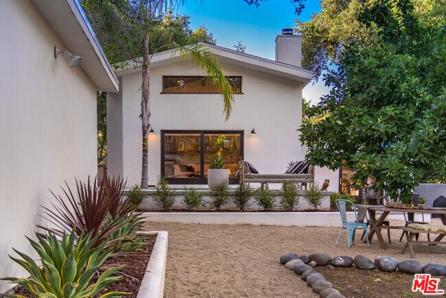 Building Photo - 1362 Old Topanga Canyon Rd
