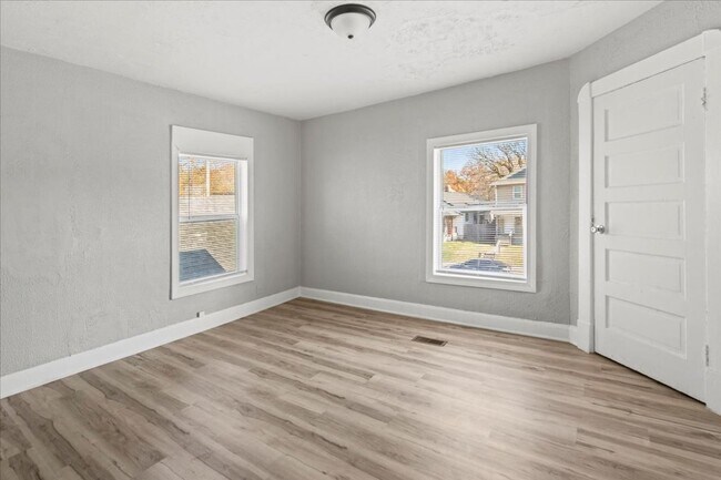 Building Photo - 1132 N Rural St