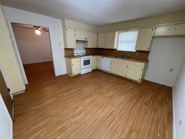 Building Photo - 204 Cedar Ln