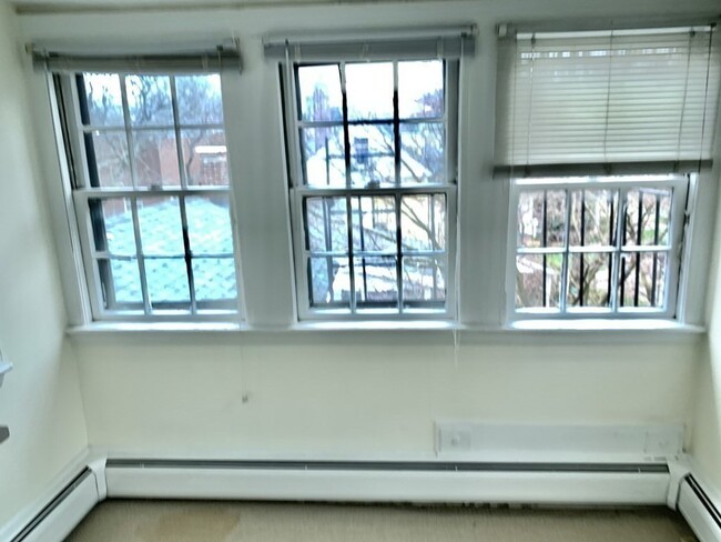 Building Photo - 10 Appian Way