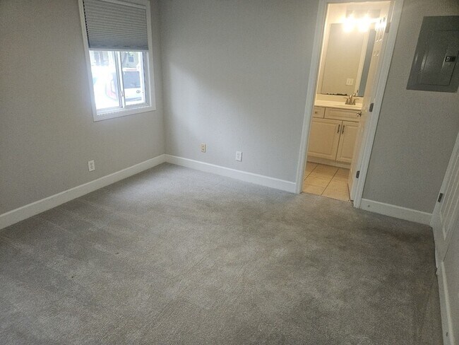 Building Photo - 802 E Main St