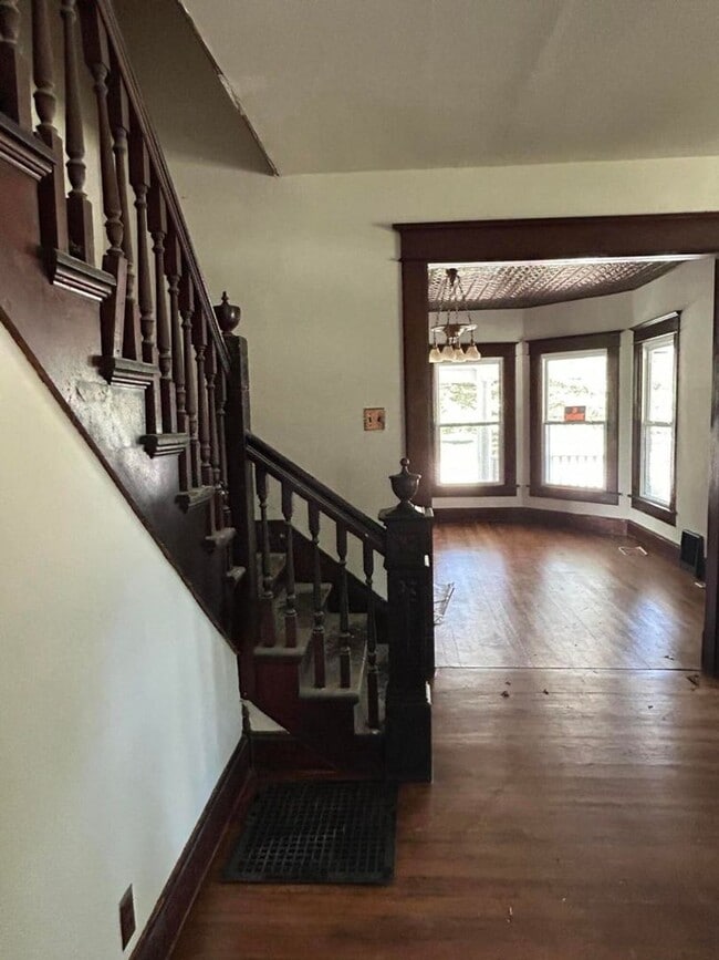 Building Photo - Large Victorian home in Aurora