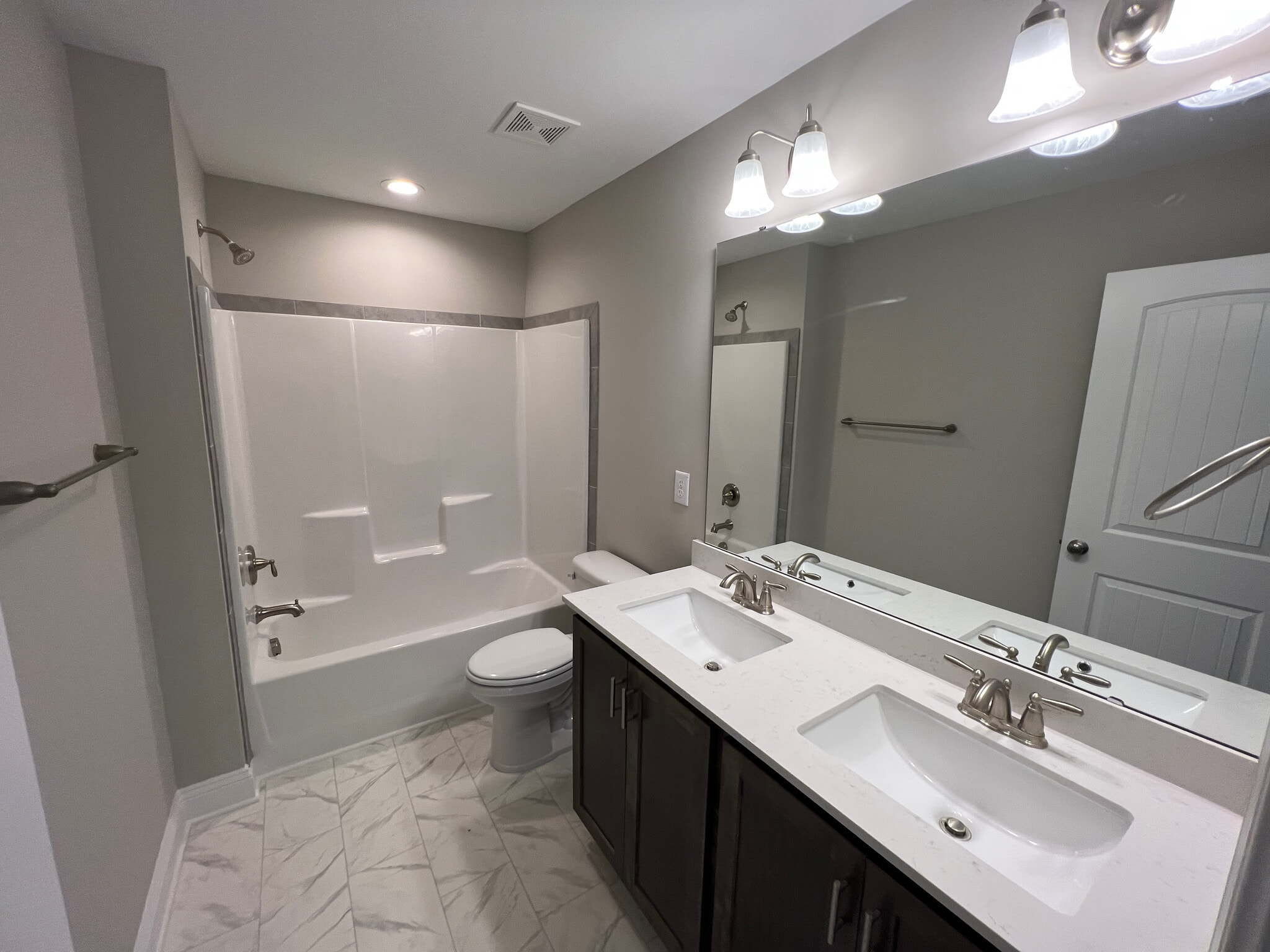 Building Photo - Room in House on Hanover Ct