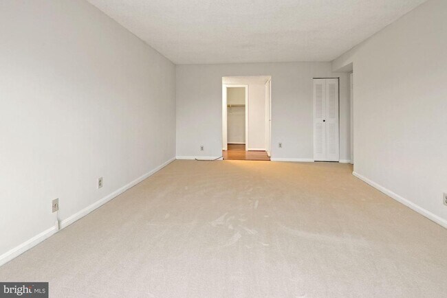 Building Photo - 3800 Powell Ln