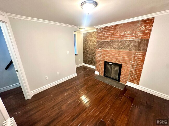 Building Photo - 562 Hudson St
