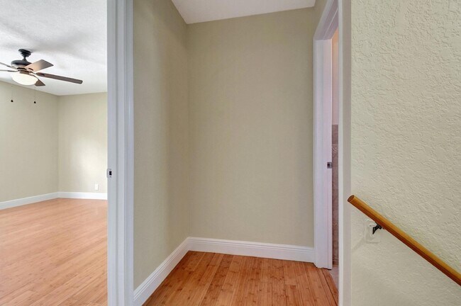 Building Photo - 4610 Pine Tree Dr