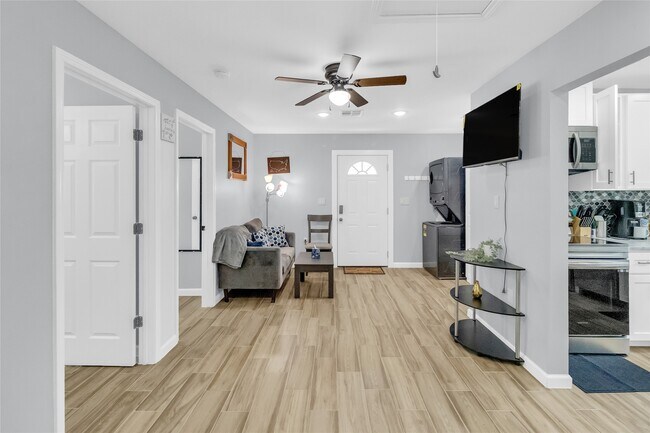 Building Photo - 5815 Schevers St