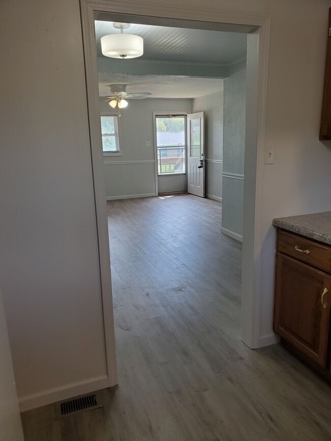 Building Photo - Great 3BR, 1BTH, 1 car att gar, ranch styl...
