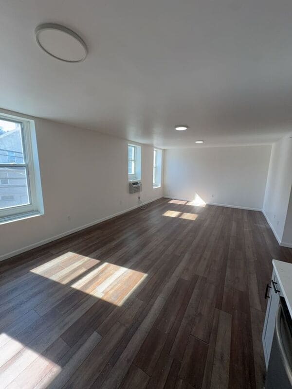 Building Photo - 730 N Main St