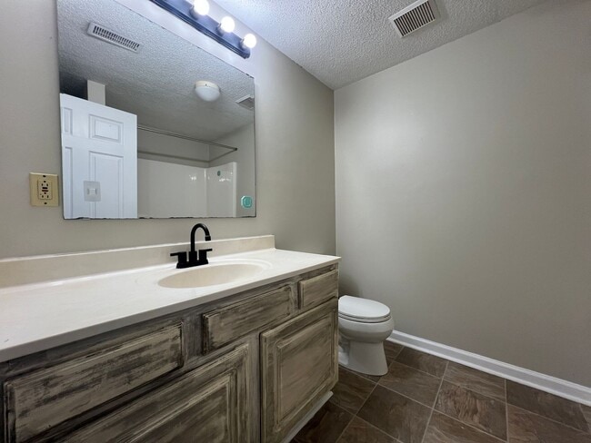 Building Photo - AVAILABLE TO SHOW!