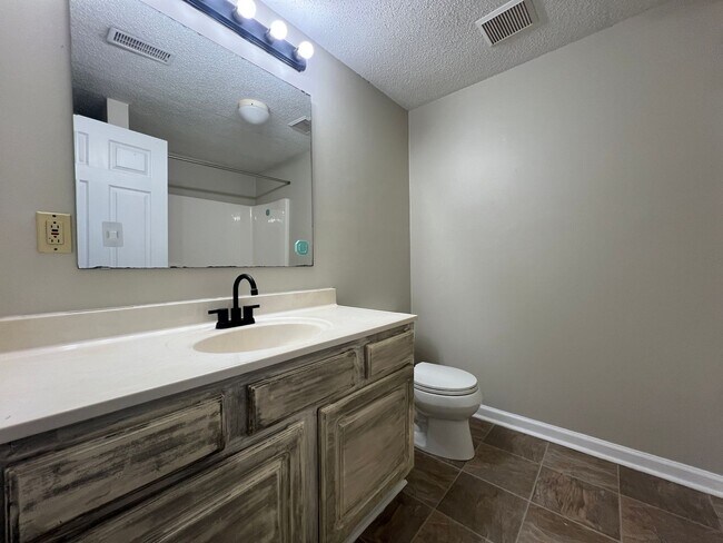 Building Photo - Price reduced!! Move-in Ready**