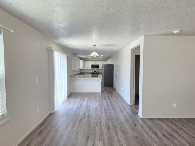 Building Photo - Bonelli Ave