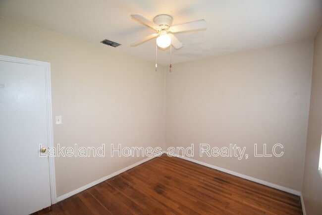 Building Photo - 3115 Buckingham Ave