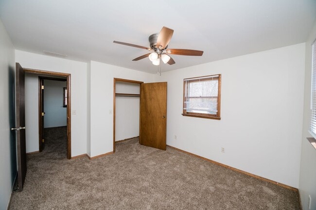 Building Photo - 3 bedroom / 1 bathroom Duplex in Portage