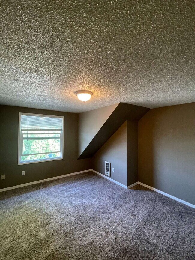 Building Photo - Spacious 3-Bedroom, 1.5-Bathroom Apartment in NW Portland
