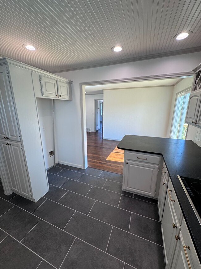 Building Photo - Updated Midtown Bungalow Charmer! 2 Bed 1 ...