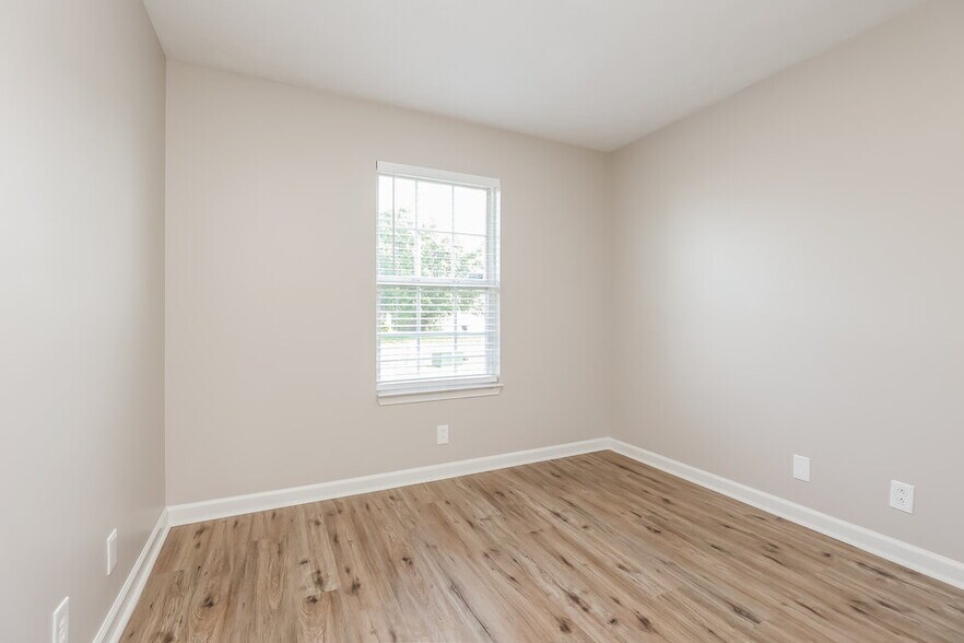 Building Photo - 1195 St Andrews Dr