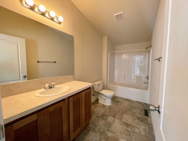 Building Photo - 3 Bedroom Mobile Home for rent!