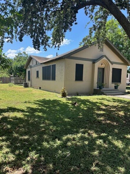Building Photo - 609 N 15th St