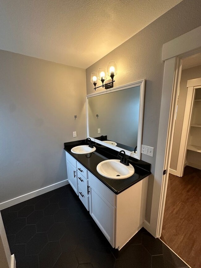 Building Photo - 4 Bedroom House Available in Hammond!