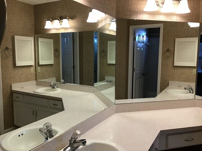 Building Photo - 3592 Wexford Ct