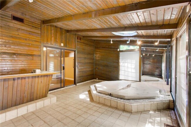 Building Photo - 2755 Janet St