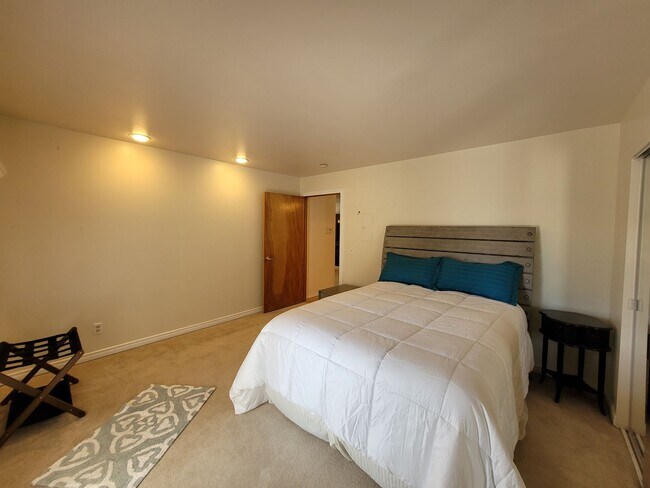 Building Photo - Fully Furnished Cottage 1 Bedroom - Marine Dr