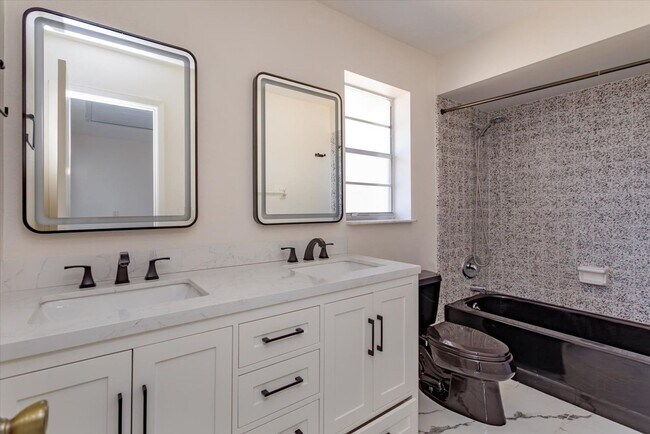 Building Photo - Updated 4-Bedroom Longwood Rental with Pool & Lawn Care Included – Move-In Ready