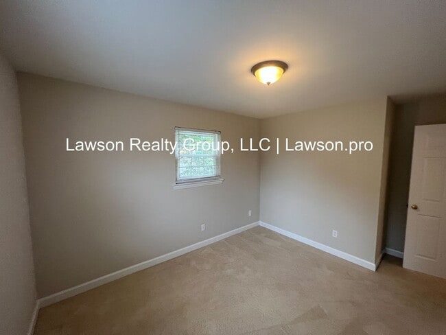 Building Photo - Beautiful Cave Spring Split Level with Bac...