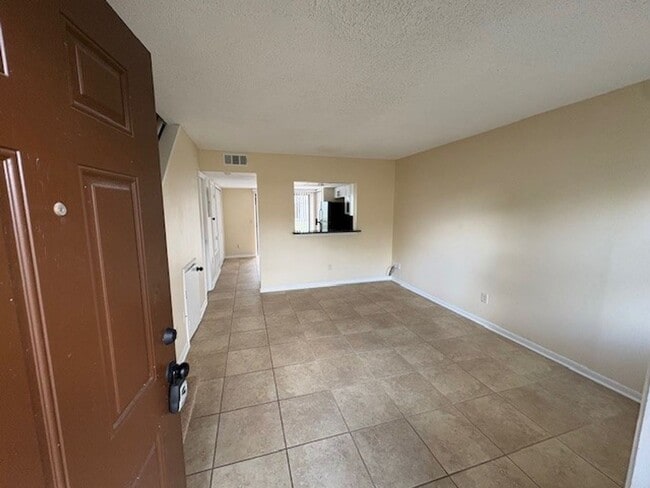 Building Photo - UCF AREA - Newly Remodeled 2/2.5 Townhouse in Cambridge Circle