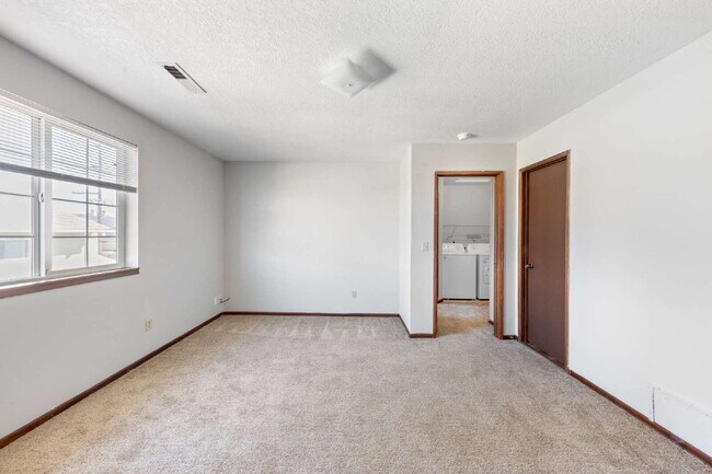 Building Photo - Spacious Townhome 3 Bedrooms plus office!