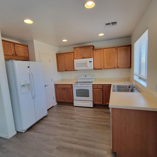 Building Photo - 2982 N Daisy Dr