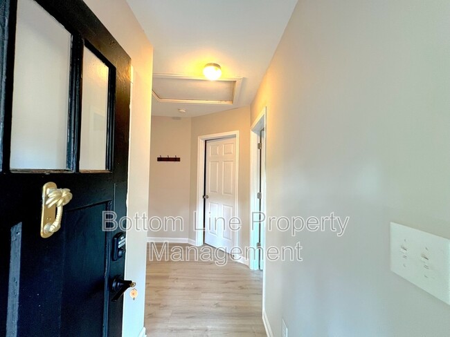 Building Photo - 613 1/2 Charlotte Ave