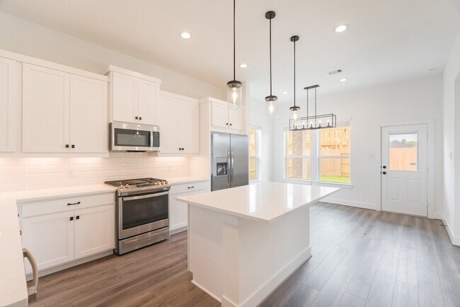 Building Photo - 10726 Pine Pink