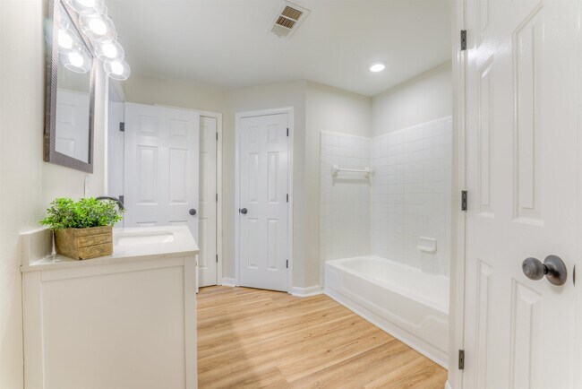 Building Photo - 548 N 6th St