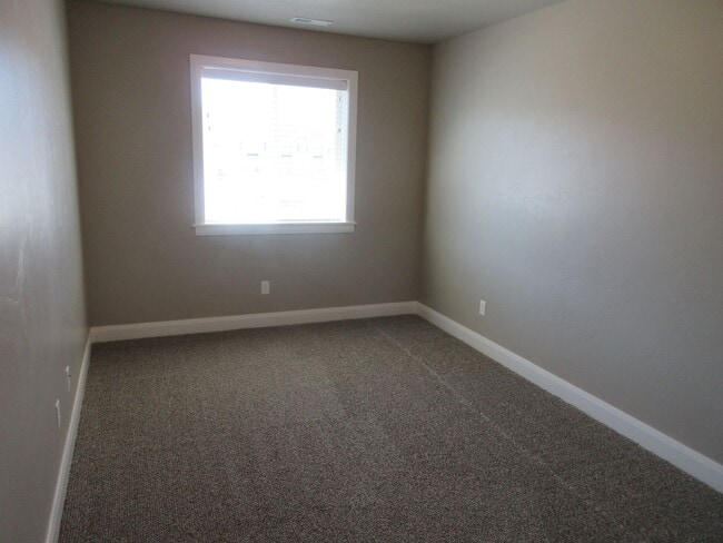 Building Photo - 3 bedroom, 2 bath - in the heart of Cedar ...