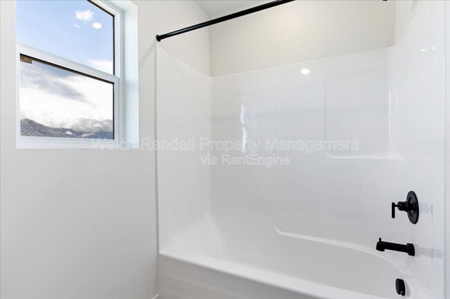 Building Photo - 837 E 3rd N