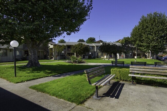 Building Photo - 1220 W 8th St