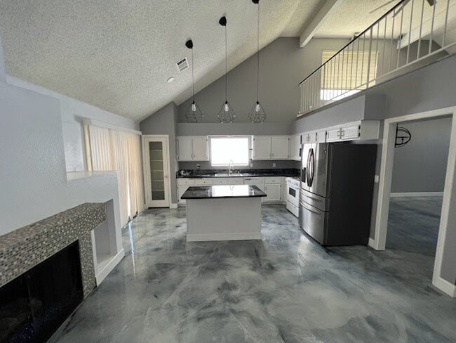 Building Photo - Custom 3 bedroom home with master bedroom ...