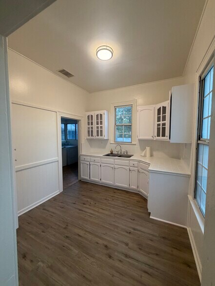Building Photo - 2108 Casitas Ave