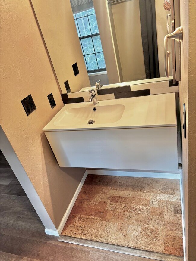 Building Photo - Beautifully Updated 2-Bed – Dual Masters w...