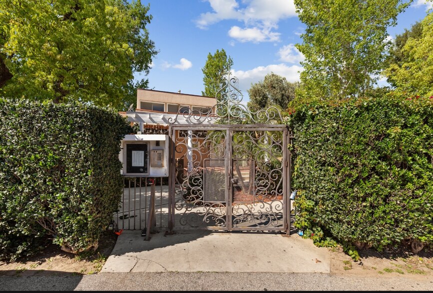 Building Photo - 10331 Lindley Ave