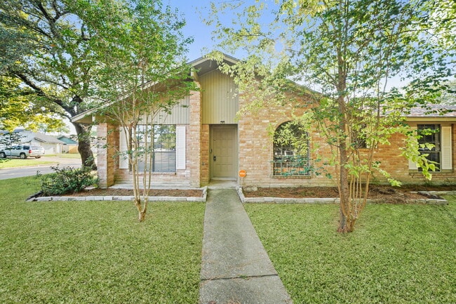Primary Photo - Charming home in Woodland Oaks Subdivision