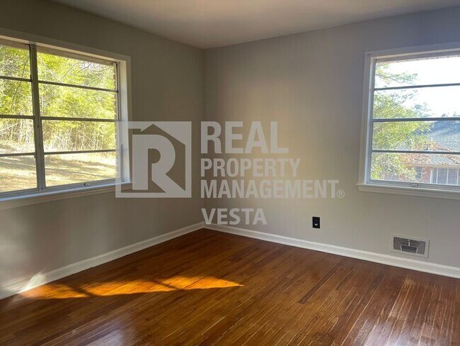 Building Photo - Four Bedroom House in Milledgeville