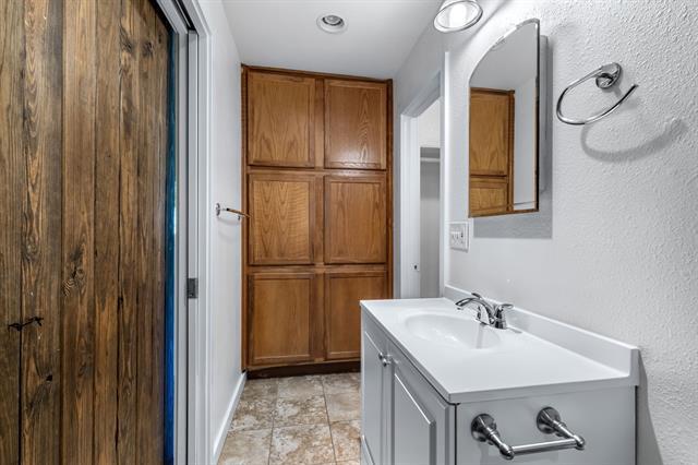 Building Photo - 912 Warfield Way