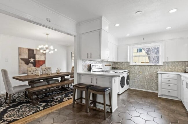 Building Photo - 3248 Cockrell Ave