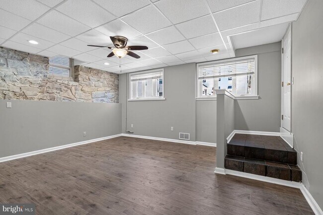 Building Photo - 256 S Washington St