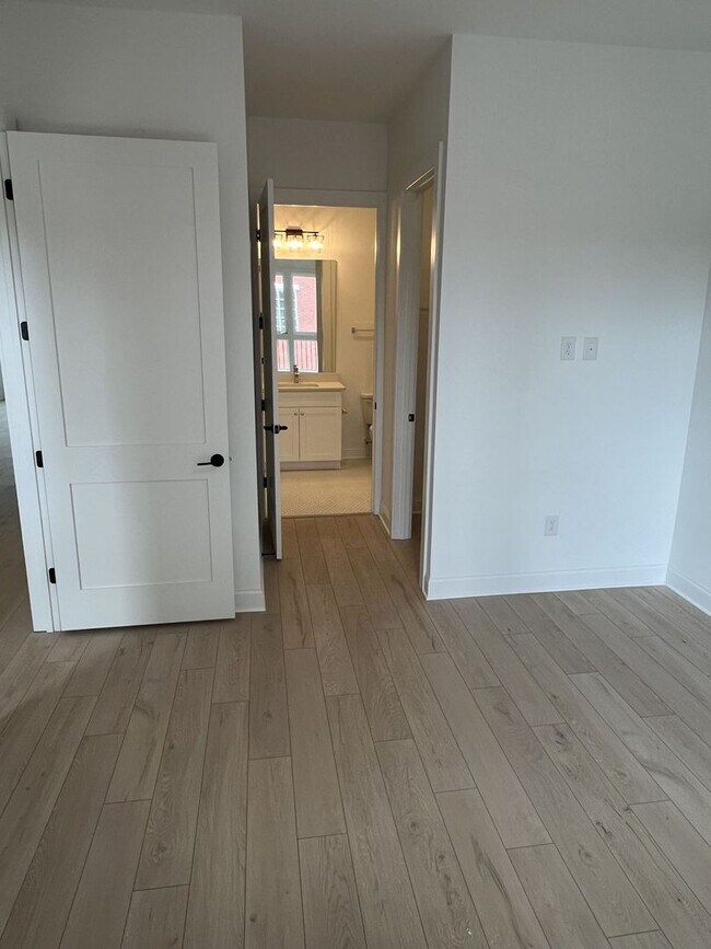 Building Photo - Brand New 2 Bed Condo in Cornelius