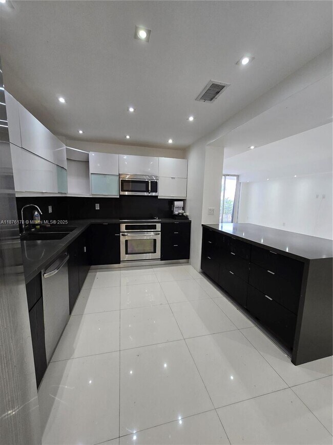 Building Photo - 5825 Collins Ave