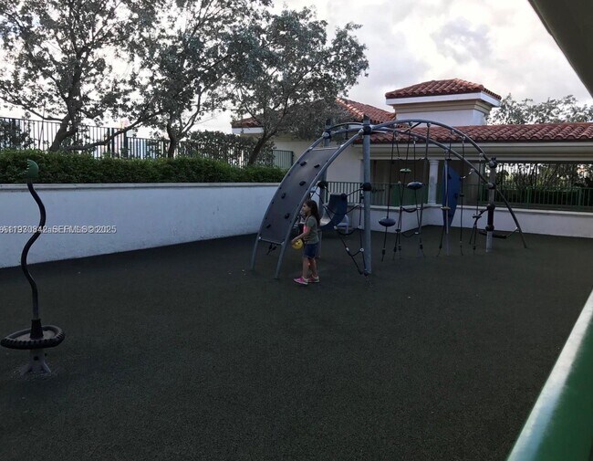 Building Photo - 20000 E Country Club Dr